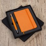 Conjunto-Caneta-e-Caderneta-tipo-Moleskine-LARANJA-2434d2-1480081459